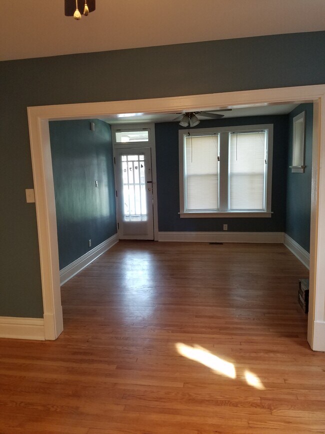 Entry way / living room - 4970 Lindenwood Ave