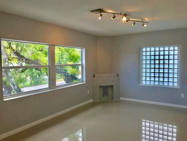 Foto del edificio - 535 NE 68th St