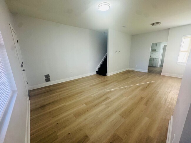 Foto del edificio - Renovated 4bd/1bth House with Rear yard!! ...