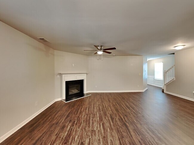 Foto del edificio - 335 Hidden Creek Ln