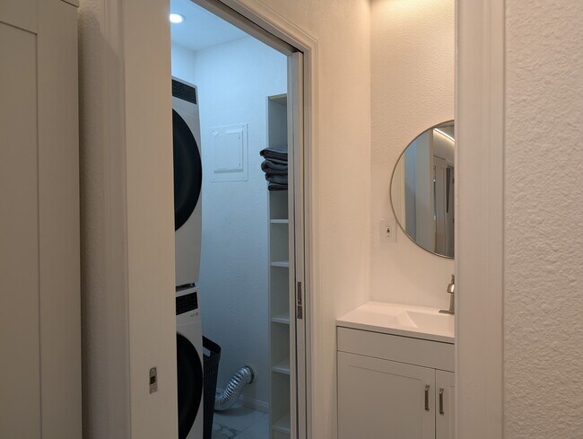 Foto del edificio - 6389 La Palma Pky