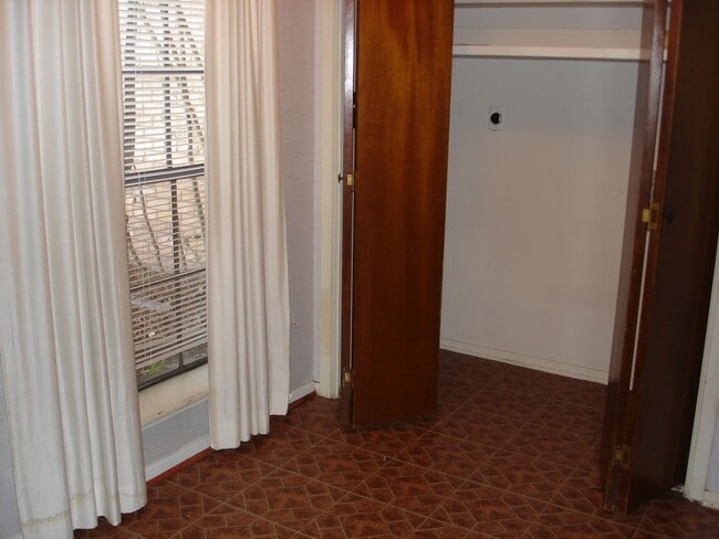 Foto del edificio - TWO BEDROOM, ONE BATH DUPLEX ON SHUTTLE RO...