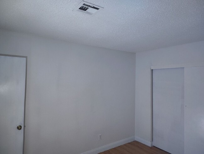 Building Photo - Cedar Ave