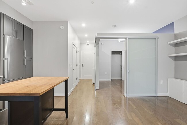 Foto del edificio - Modern 1BR Condo Steps to Metro, Parks & New Rec Center!