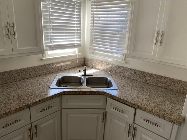 Building Photo - 5368 E Village Rd