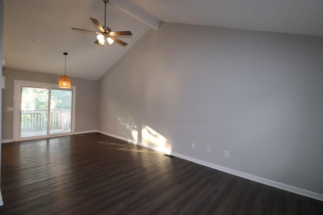 Building Photo - 320 Lakeview Dr