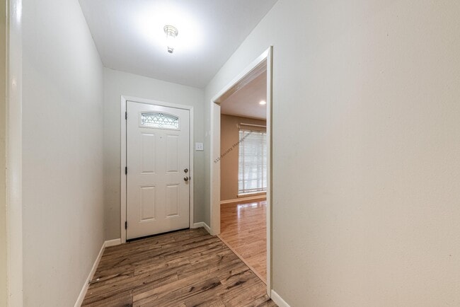 Building Photo - 5611 Mapleleaf Dr