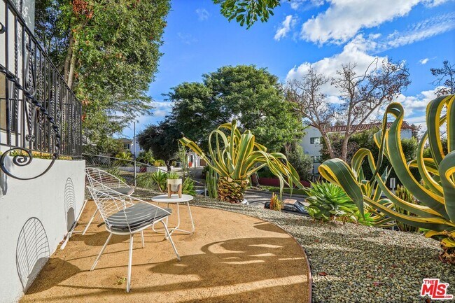 Building Photo - 1091 S Mansfield Ave