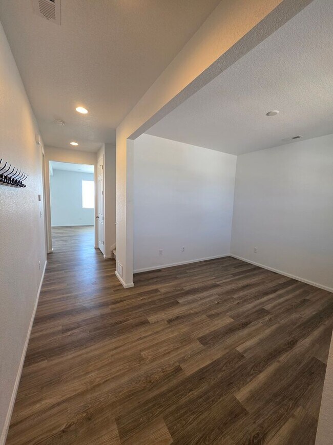 Foto del edificio - ALL PROSPECTIVE TENANTS MUST SUBMIT A $58 NON-REFUNDABLE APPLICATION FEE PER APPLICANT ONLINE AND...
