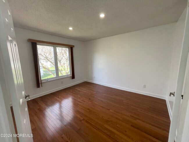 Building Photo - 72 Greenwood Dr