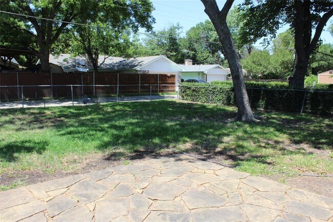 Building Photo - 418 Lexington Ln