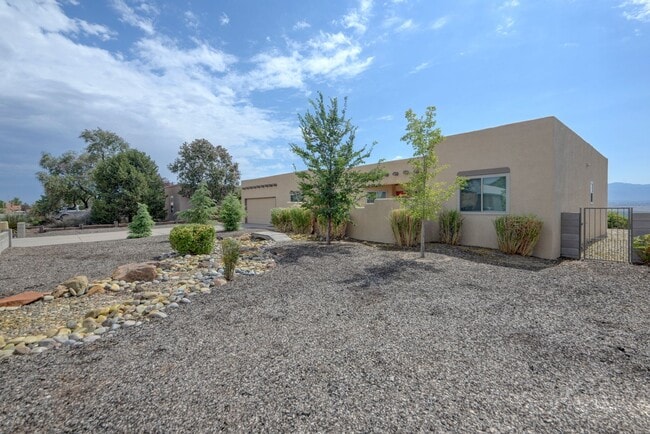Building Photo - Amazing 4 Bedroom with Views SE Rio Rancho!