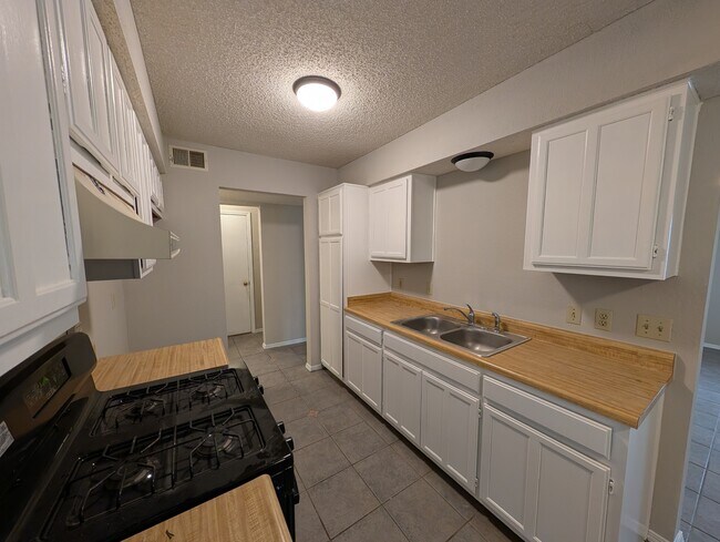 Building Photo - 316 S Ave E