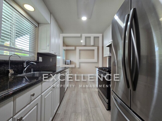 Foto del edificio - Beautiful 3/2.5 Home With 2 Fireplaces, Updated Kitchen, Spacious Yard and Covered Patio