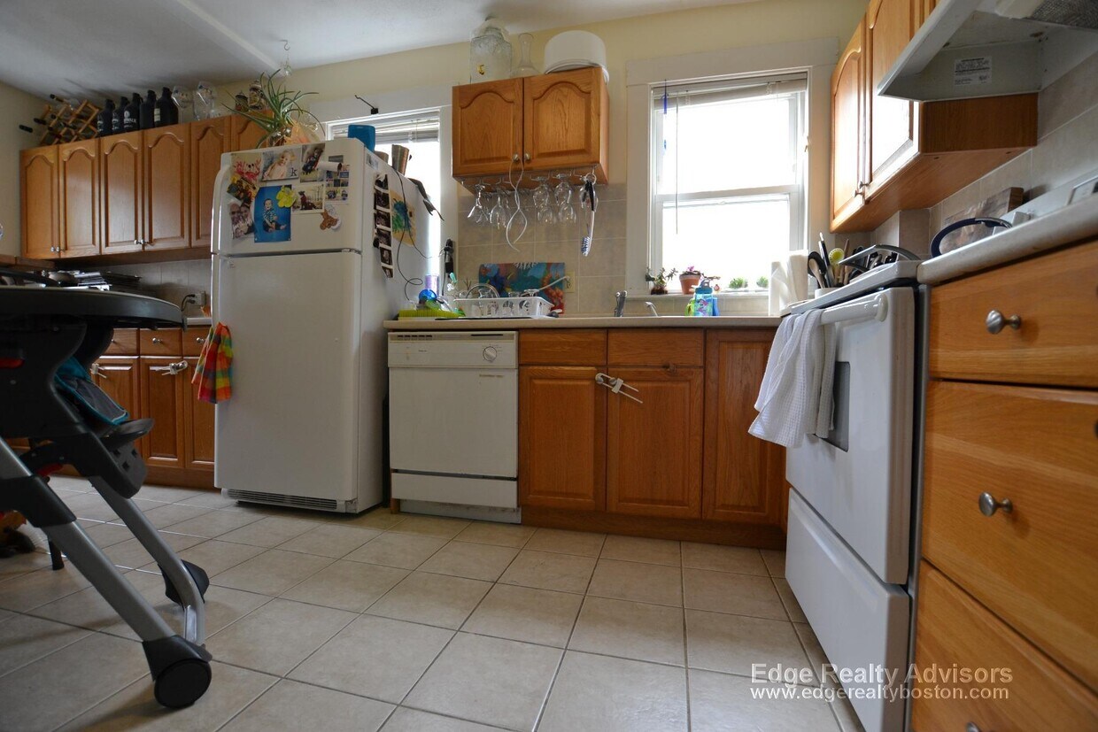 Primary Photo - 33 Montfern Ave