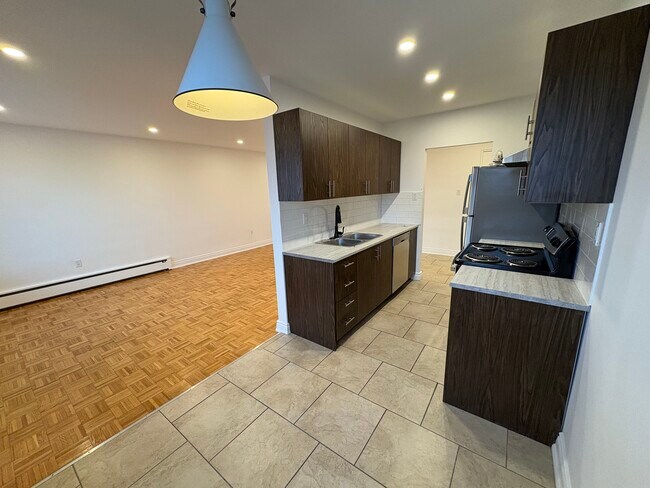 Photo du bâtiment - Spacious 2 Bedroom Unit with Balcony