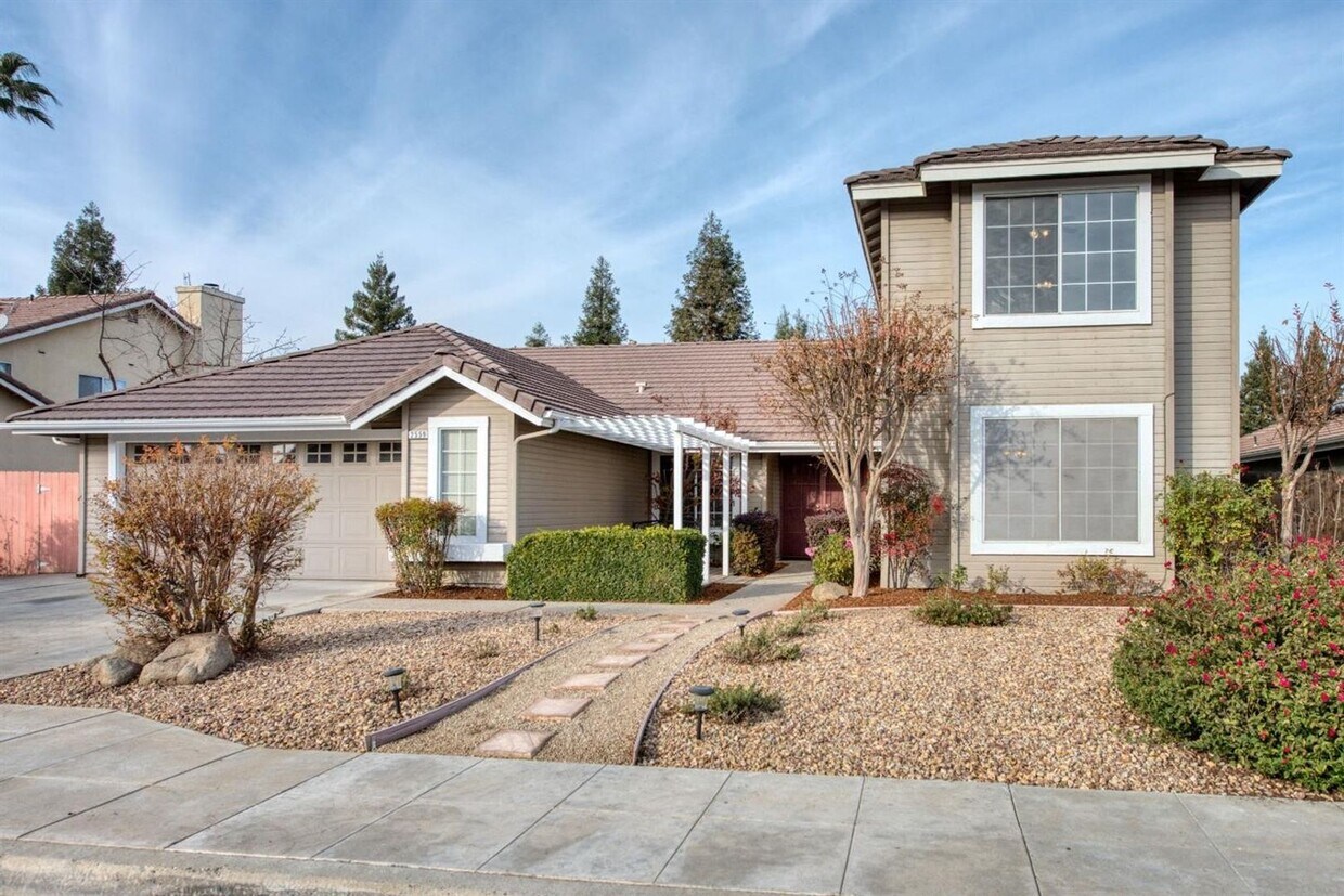 Primary Photo - Spacious 5 Bedroom Clovis Home