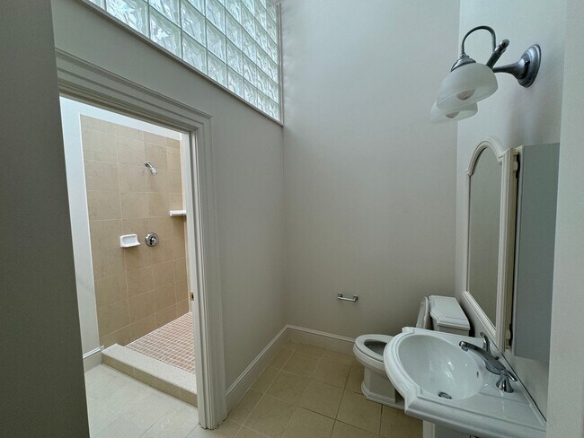 Foto del edificio - ***NEW TO MARKET*** Penthouse at Marblehead Highlands Condominium