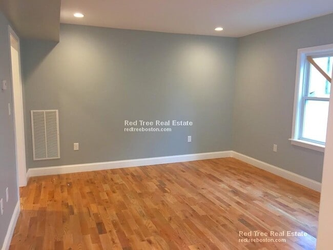 Building Photo - 31 Bacon St