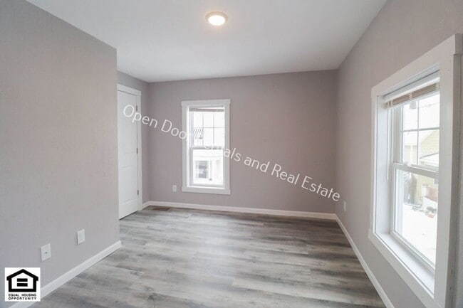 Building Photo - 506 1/2 5th St