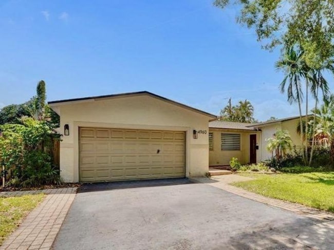 Building Photo - 4960 SW 89th Ave