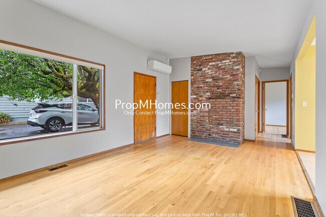Building Photo - SW Portland Duplex Two Bedrooms + Attached...