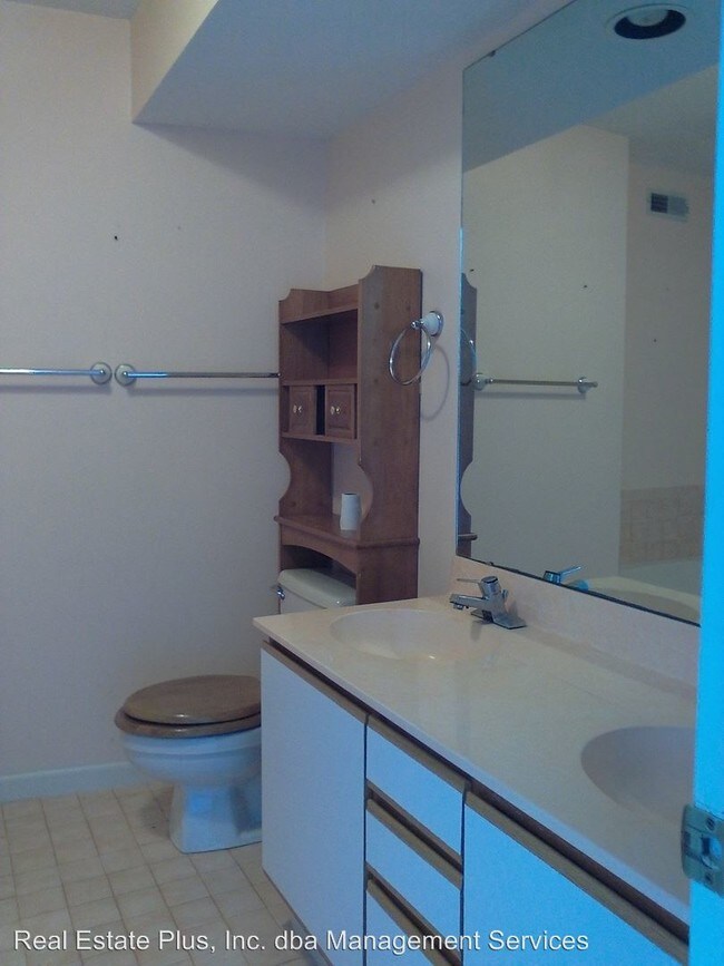 Building Photo - 9123 Riverview Dr