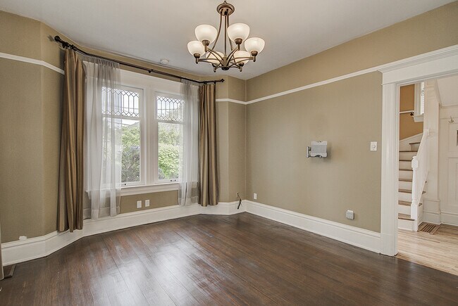 Building Photo - Great Queen Anne house located on the top of the hill 3bd 1.5 bath