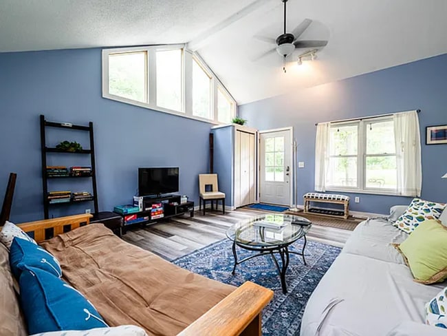 Building Photo - 2-bedroom, 1.0 bathroom Home within walkin...