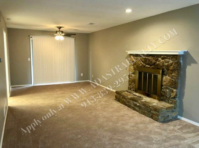 Foto del edificio - Beautiful 3 Bedroom Duplex in Olathe-Available NOW!!