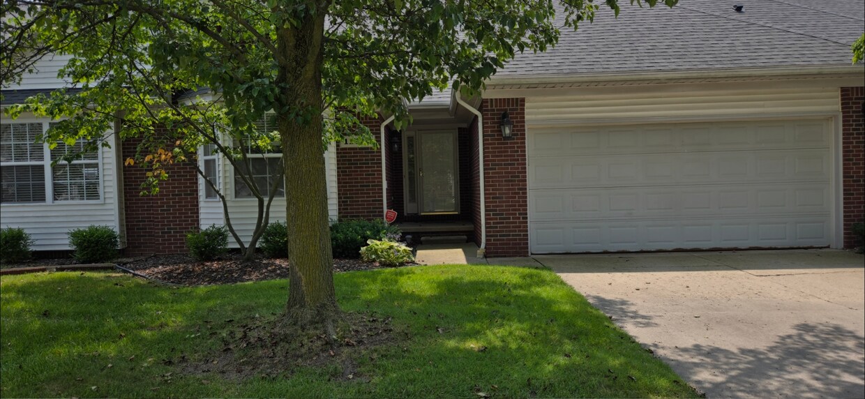 Foto principal - Beautiful 3 bed 3 bath two story condo. St...