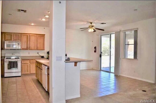 Building Photo - 3 BEDROOM 2 BATH HOUSE