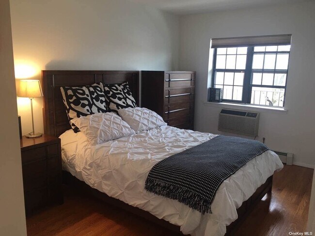Foto del edificio - 66-17-66242 242nd St