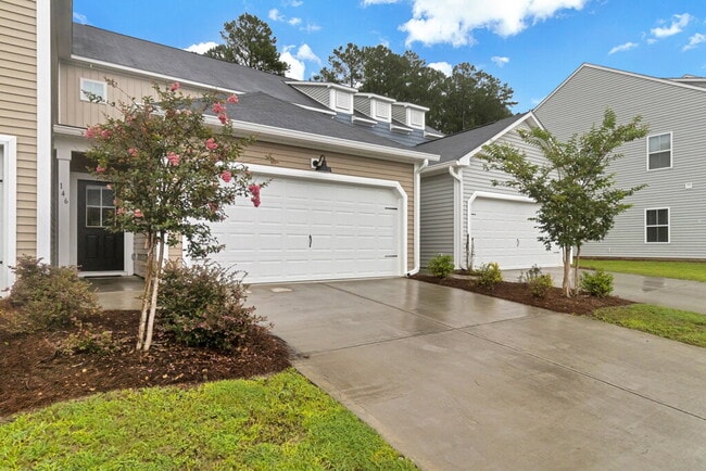 Foto del edificio - Conveniently located 3 bedroom, 2.5 bathroom townhome in The Commons subdivision