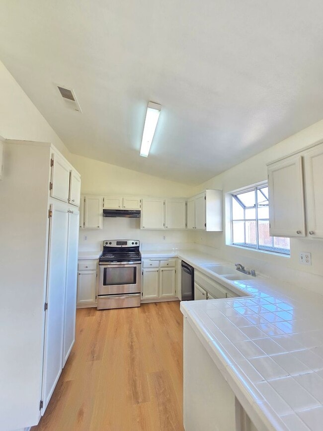 Foto del edificio - 4 bedroom / 2 bathroom / Open Floor Plan House/ New Vinyl Flooring throughout the house