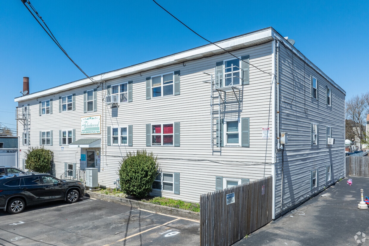 28 Reuben St Fall River, MA 02723-1640 - 28 Reuben St
