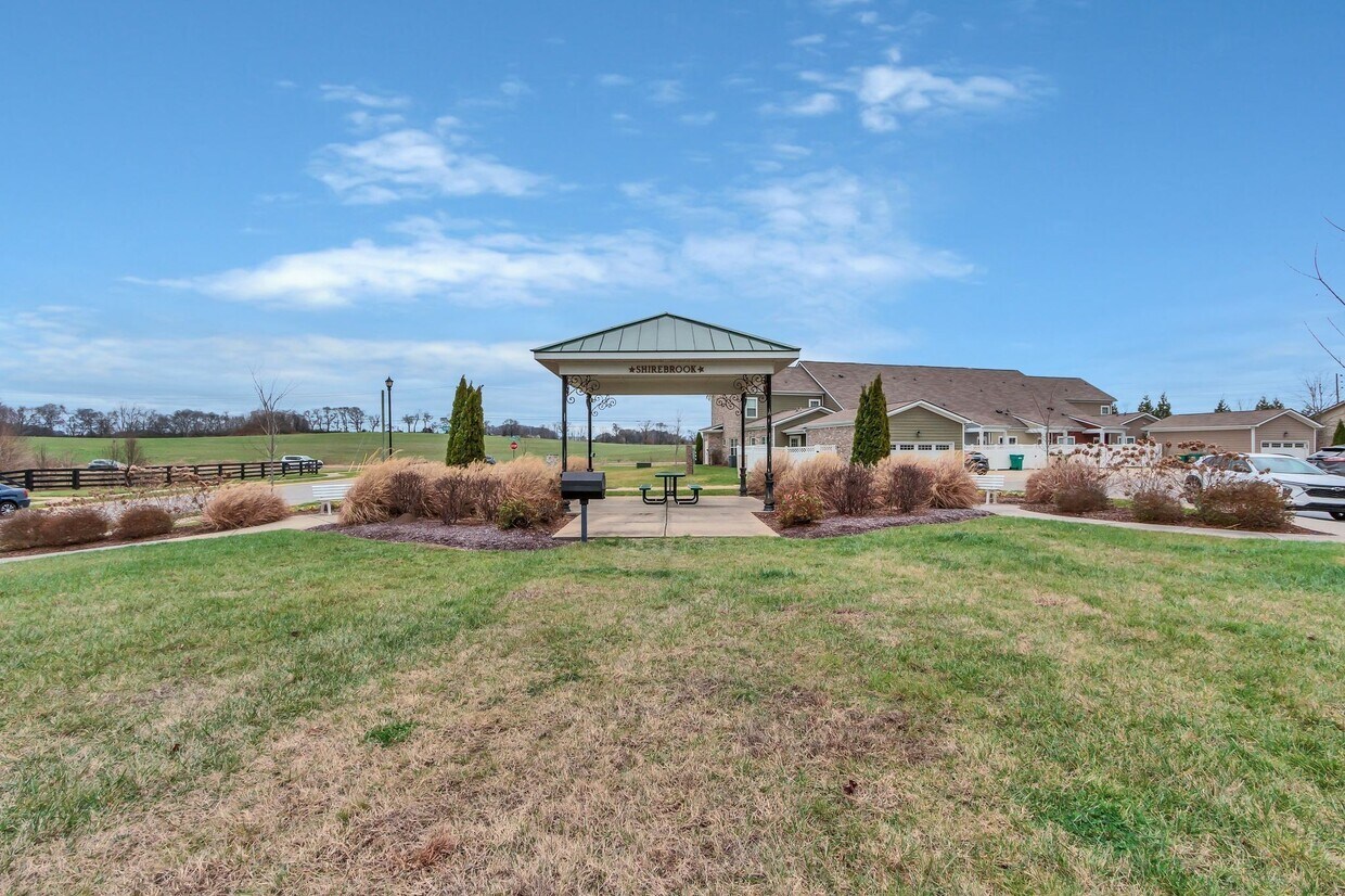 Foto principal - 305 Dursley Ln