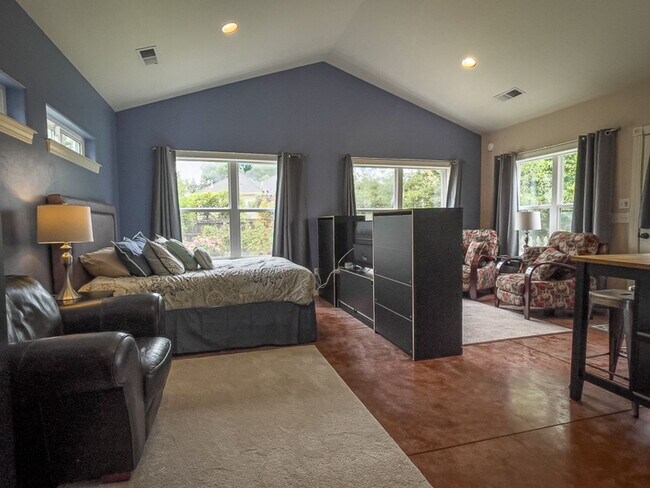 Building Photo - Willow Run Studio: Light, Bright, nice gar...