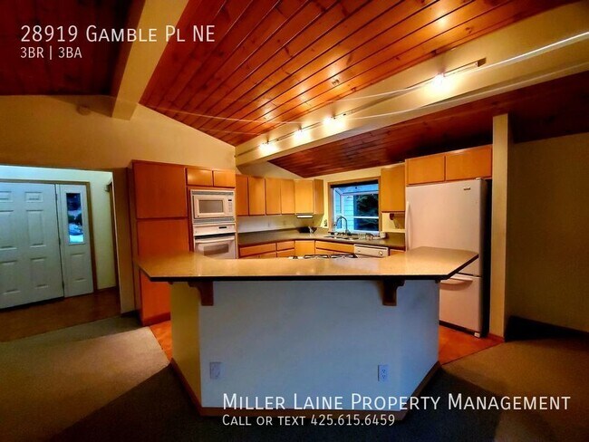 Foto del edificio - Stunning waterfront home!