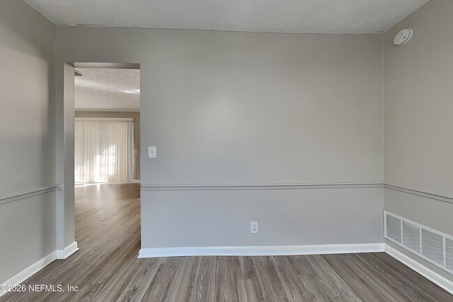 Foto del edificio - 671 Custer Cir