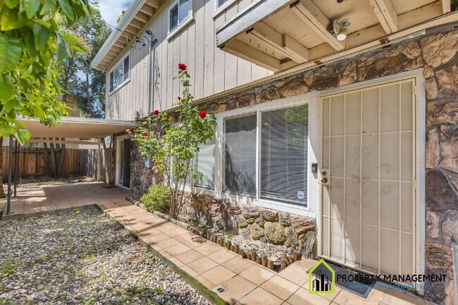 Foto del edificio - Charming 3-Bed Oasis with 2 Full Baths in Sacramento's Serene Pocket Neighborhood