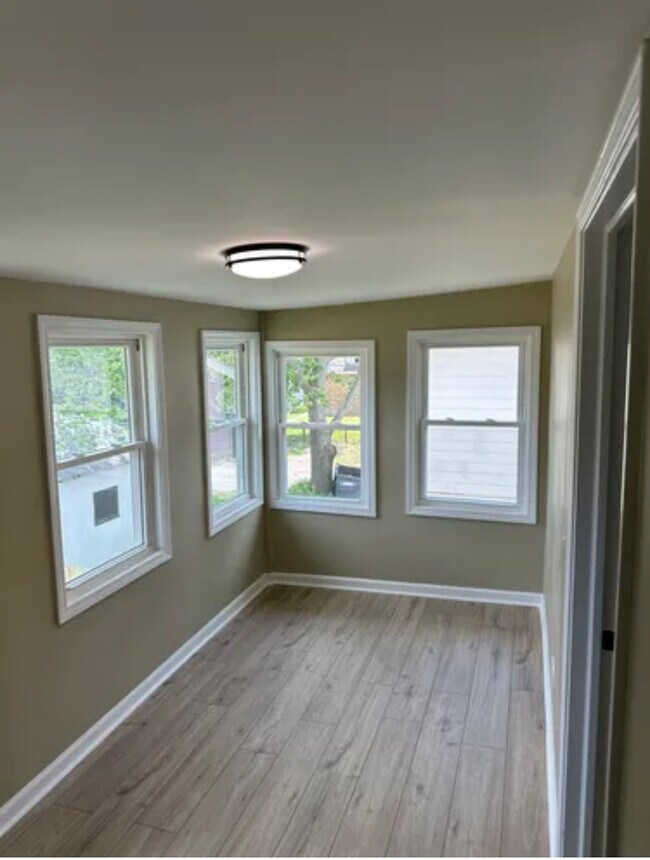 Sunroom - 1835 Lincoln St