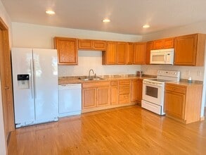 Building Photo - 1305 Country Club Dr