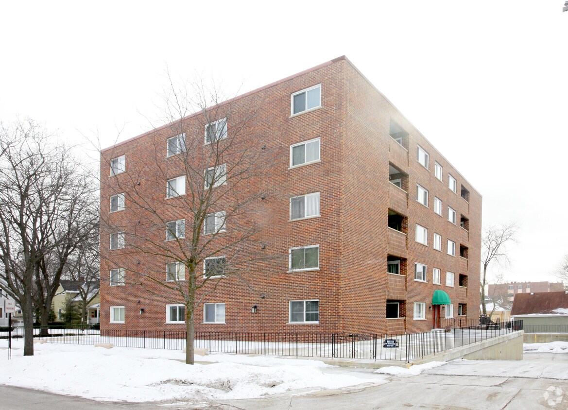 Building Photo - 214 N Pine Ave