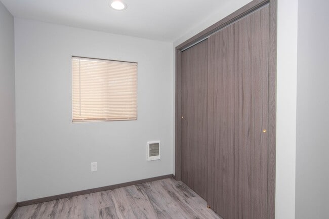 Building Photo - **Coming Soon** Fully Renovated small cozy 2 Bed 1 Bath Guest Cottage with complete updates LOOK