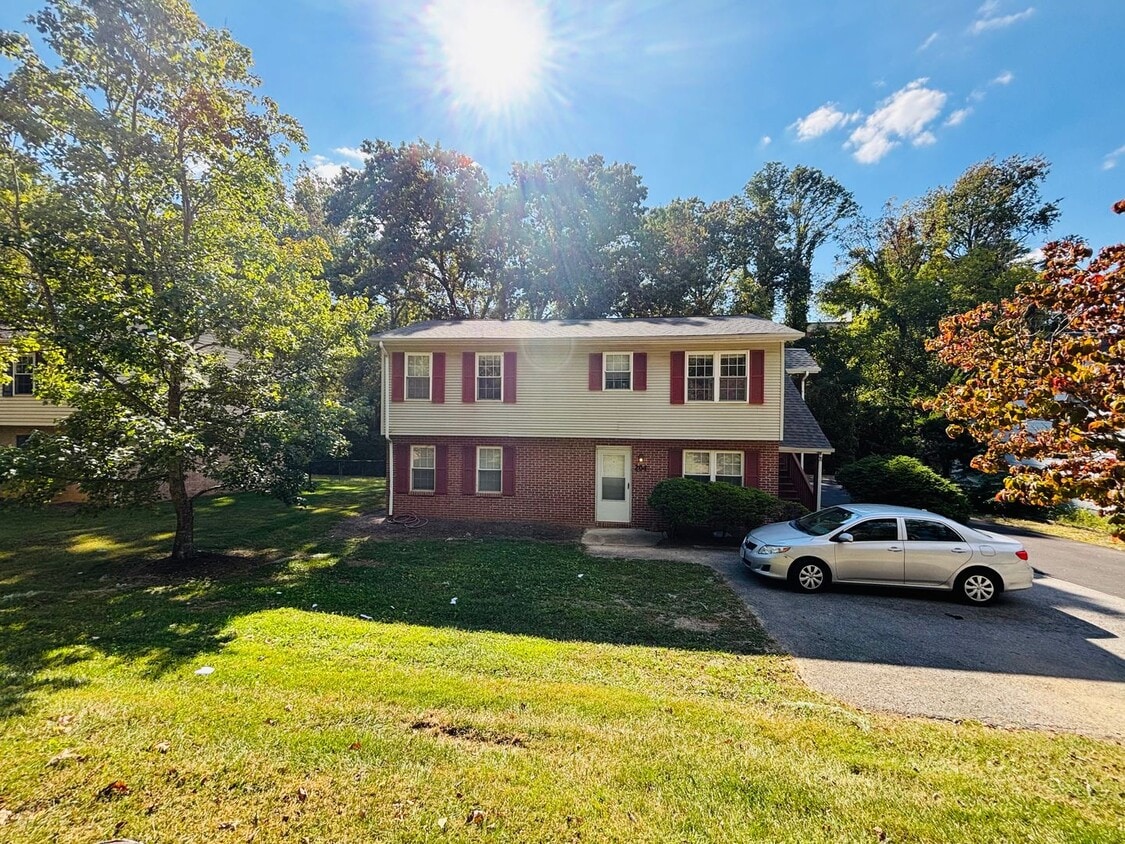 2 Bedroom, 1 Bath Duplex - 2 Bedroom, 1 Bath Duplex