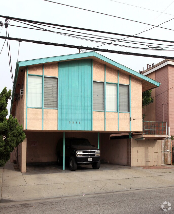 Building Photo - 2219 E 10th St