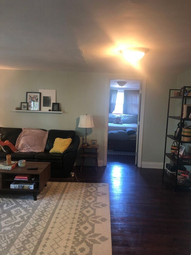 Foto del edificio - Charming 2 Bed/ 1 Bath upstairs Apartment ...