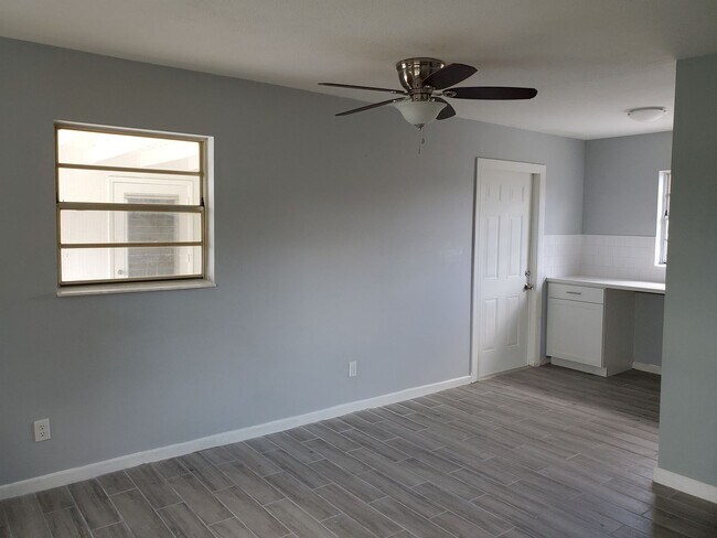 Building Photo - 25 Andora St