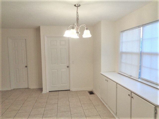 Building Photo - 302 Holland Ridge Dr